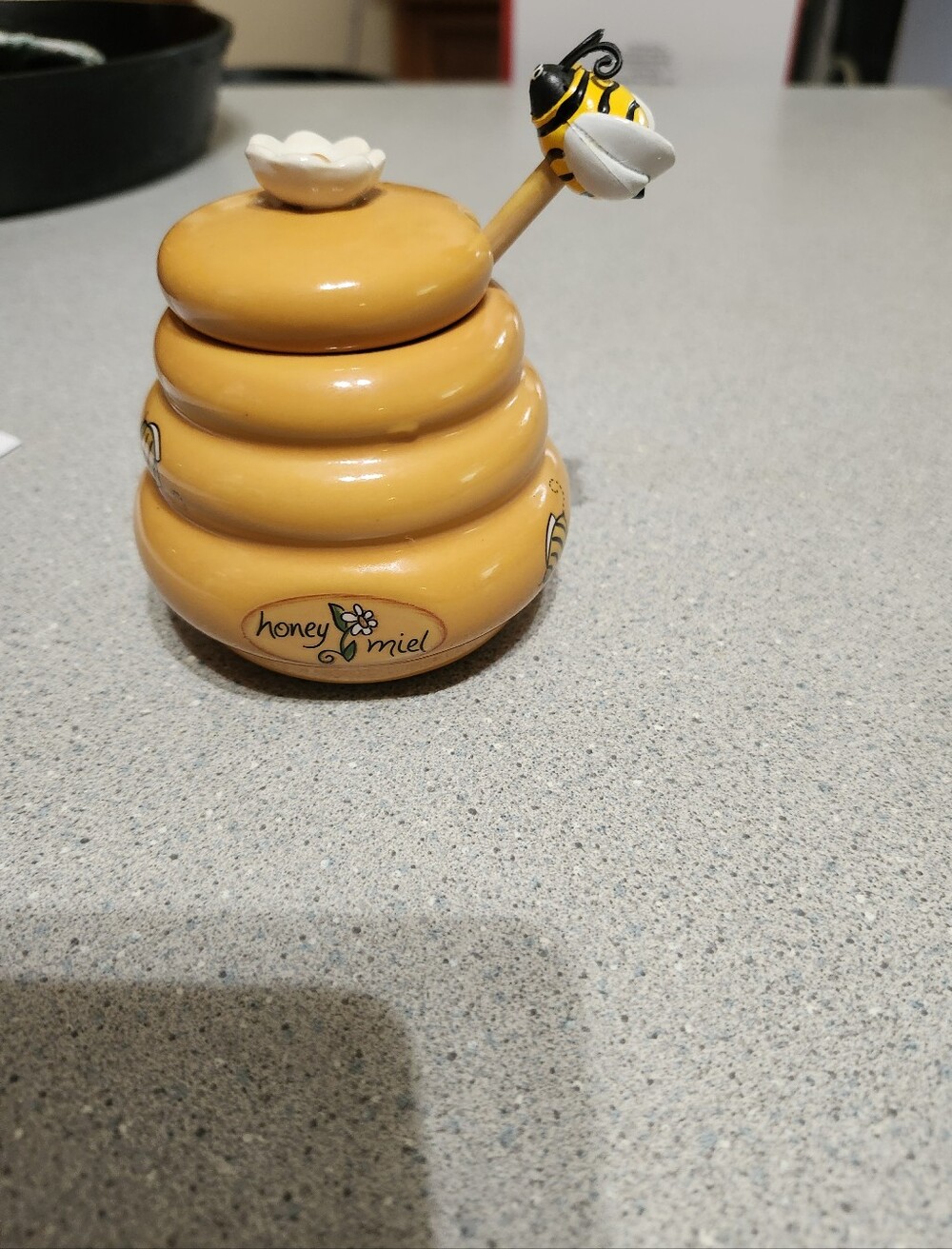 Yellow Bee Honey Pot with Spoon - Unbranded. Honey Miel